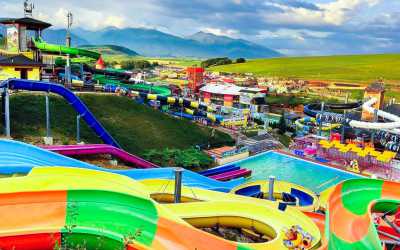 WAKACYJNY HIT !!! Z wyjazdem do Energylandii, wycieczkami do Wiednia, na Słowację i do aquaparków. Ośrodek z basenem letnim. Kolonia 7-13 lat, obóz 14-18 lat.(OW Darz Bór)